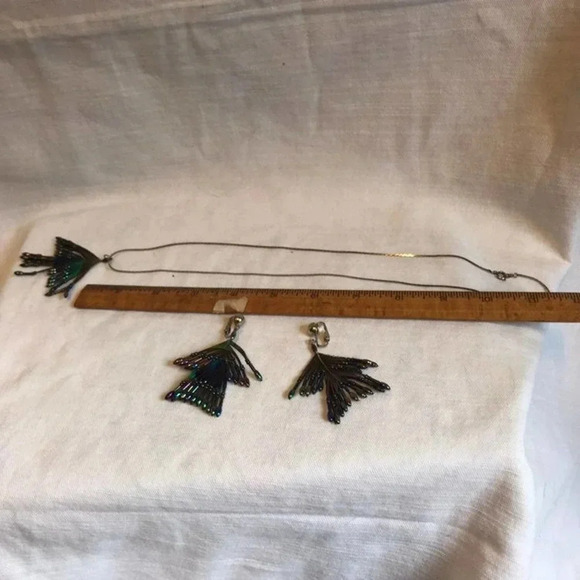 Beautiful Matching Set Feather Clip on Earrings and Necklace - Picture 3 of 4